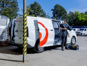 Service Aqaucare medarbejder foran sin bil 