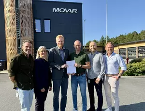 Deltagerne i Fuglevik fase 2 kontrakten foran MOVARS kontor