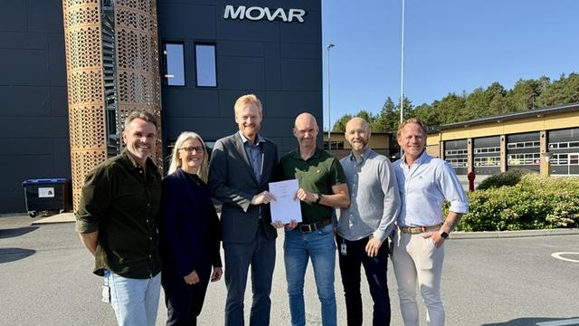 Deltagerne i Fuglevik fase 2 kontrakten foran MOVARS kontor